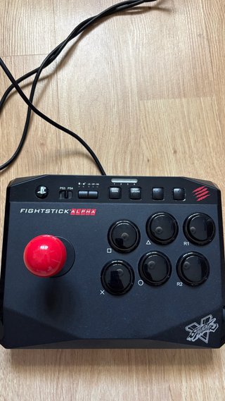 Mad Catz SFV Arcade FightStick Alpha + juego