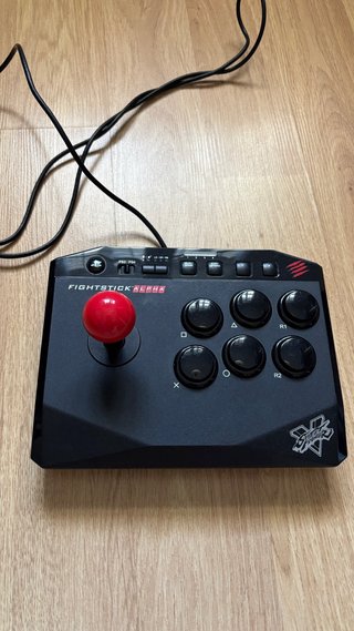 Mad Catz SFV Arcade FightStick Alpha + juego
