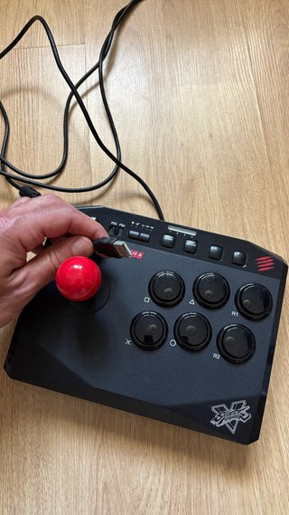 Mad Catz SFV Arcade FightStick Alpha + juego