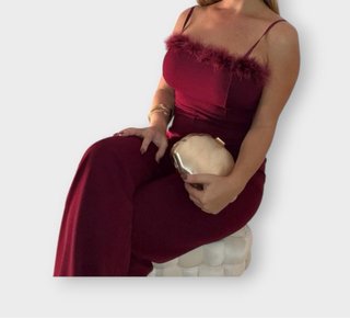 Mono elegante con plumas