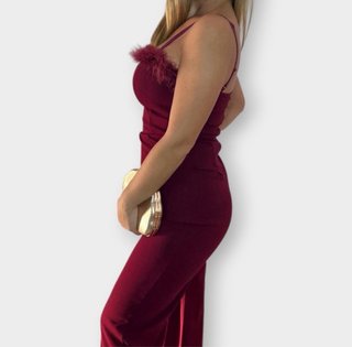 Mono elegante con plumas