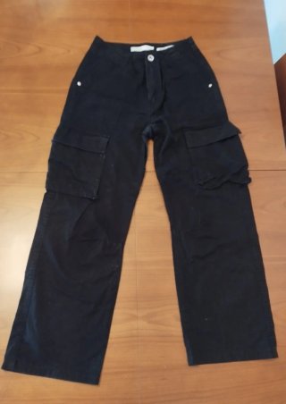 Pantalón Cargo negro.