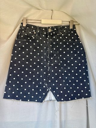 Mini falda tejana negra con topos blancos