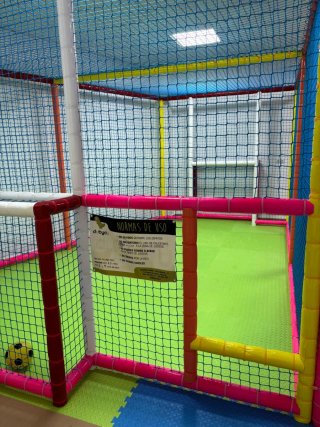 Parque de bolas infantil Babypark, pista de futbol