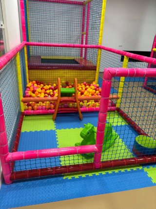 Parque de bolas infantil Babypark, pista de futbol
