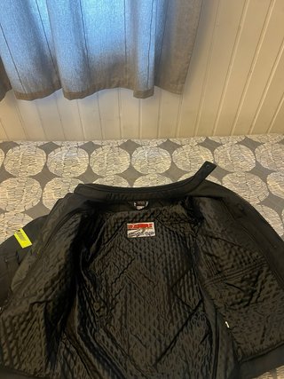 Chaqueta de moto negra con detalles