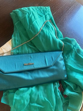 Bolso y chal Max Mara invitados verde