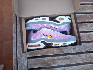 Zapatillas deportivas rosas y blancas