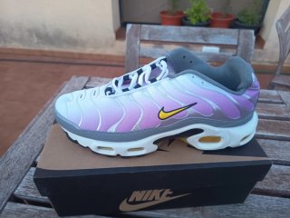 Zapatillas deportivas rosas y blancas