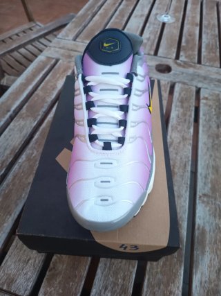 Zapatillas deportivas rosas y blancas