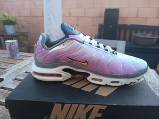 Zapatillas deportivas rosas y blancas
