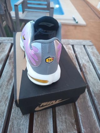 Zapatillas deportivas rosas y blancas