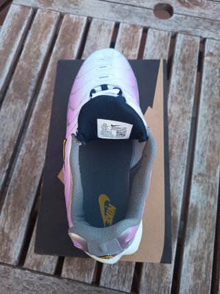 Zapatillas deportivas rosas y blancas