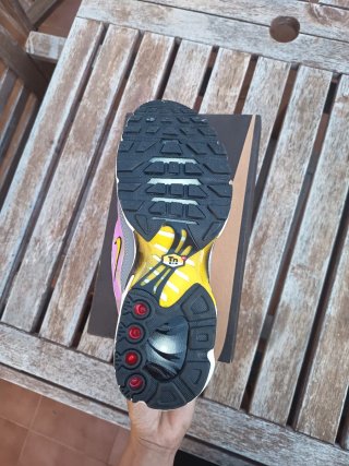 Zapatillas deportivas rosas y blancas