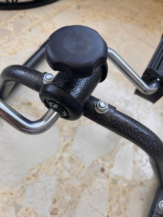Pedales para ejercitar las piernas sentada