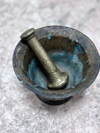 Antiguo mortero de bronce