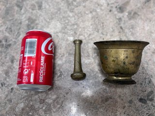 Antiguo mortero de bronce