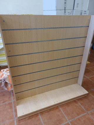 Expositor de madera con ranuras