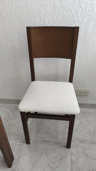 Mesa de comedor de madera con 4 sillas
