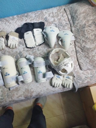 Equipo Taekwondo Dae Do: Protecciones y Casco
