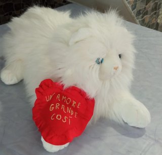 Peluche Micio Bianco con Cuore Rosso