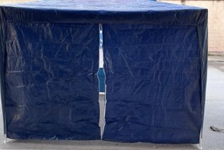 Carpa Azul con Ventanas Transparentes