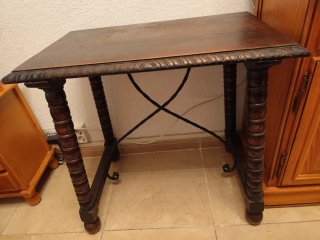 Mesa de madera estilo Renacimiento