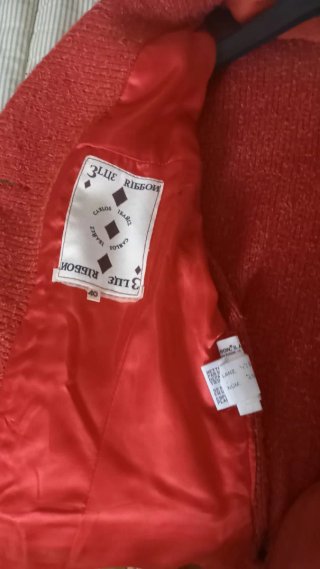 Chaqueta de mujer roja que combina piel y lana