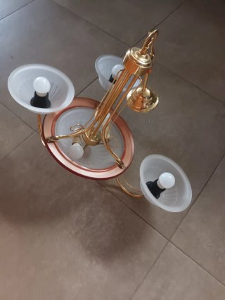 Lámpara de techo dorada y transparente