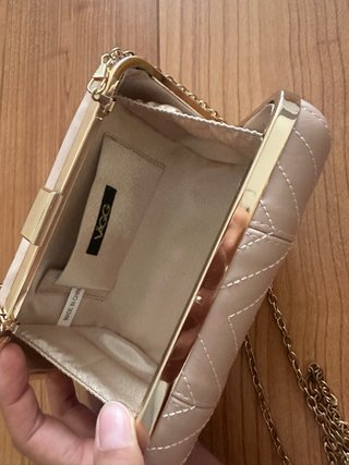 Bolso de fiesta cofre nude con cadena dorada