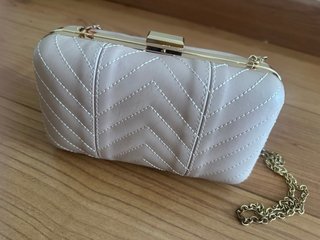 Bolso de fiesta cofre nude con cadena dorada