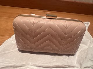 Bolso de fiesta cofre nude con cadena dorada