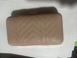 Bolso de fiesta cofre nude con cadena dorada