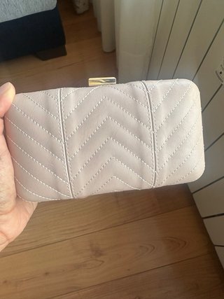 Bolso de fiesta cofre nude con cadena dorada