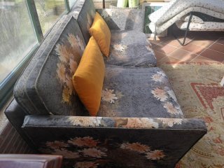 Sofá cama 180 cm gris con cojines naranjas