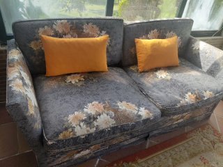 Sofá cama 180 cm gris con cojines naranjas