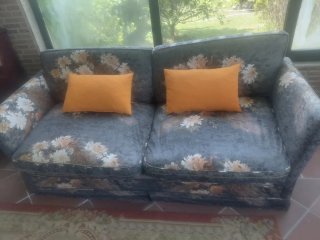 Sofá cama 180 cm gris con cojines naranjas