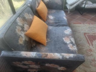 Sofá cama 180 cm gris con cojines naranjas