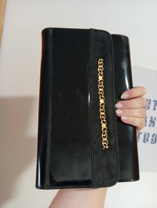 Bolso de mano negro con detalle dorado