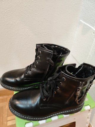 Botas negras con cremallera y cadena