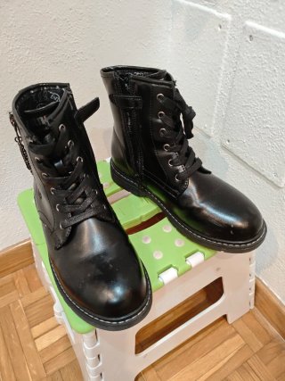 Botas negras con cremallera y cadena