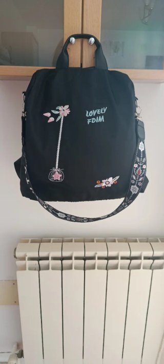 Mochila bolso negra con bordados