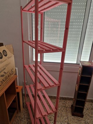 Estantería de madera rosa