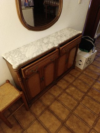 Cómoda de madera con tapa de mármol