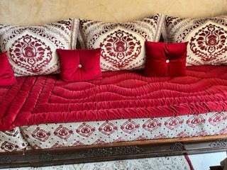 Sillones tradicionales de terciopelo y madera