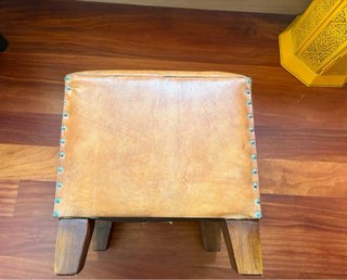 Puff piel Maison Du Monde patas madera