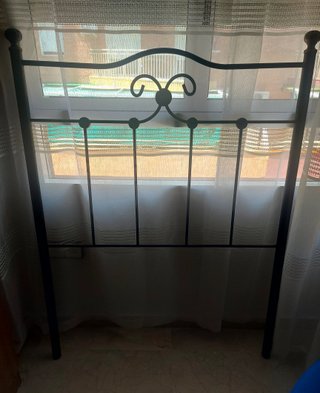 Cabecero de cama metálico negro y dorado