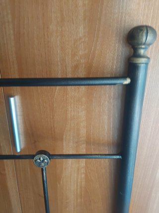 Cabecero de cama metálico negro y dorado