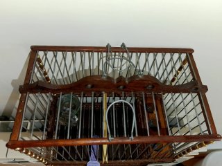 Jaula con fonda para jilguero de madera de cedro