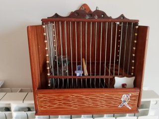 Jaula con fonda para jilguero de madera de cedro